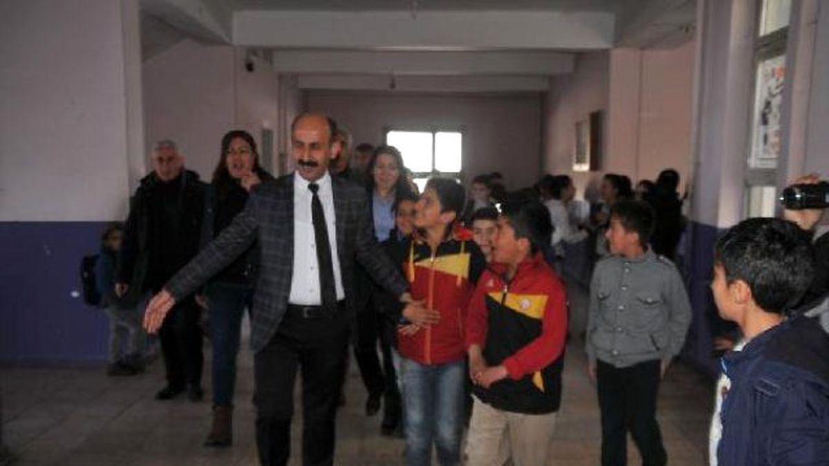 Hdp\'li Akdoğan, Okul Ziyaretinde Bulundu