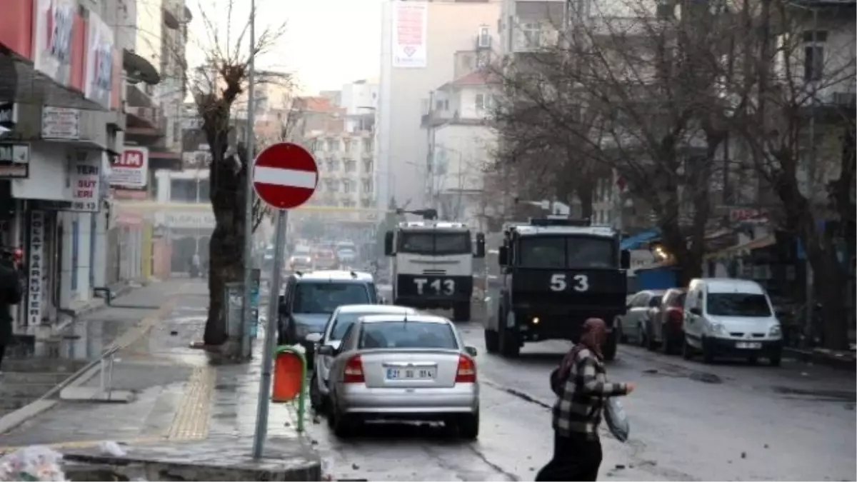 Hdp\'nin Çağrısı Üzerine Toplanan Gruplar, Sur\'a Yürümek İstedi