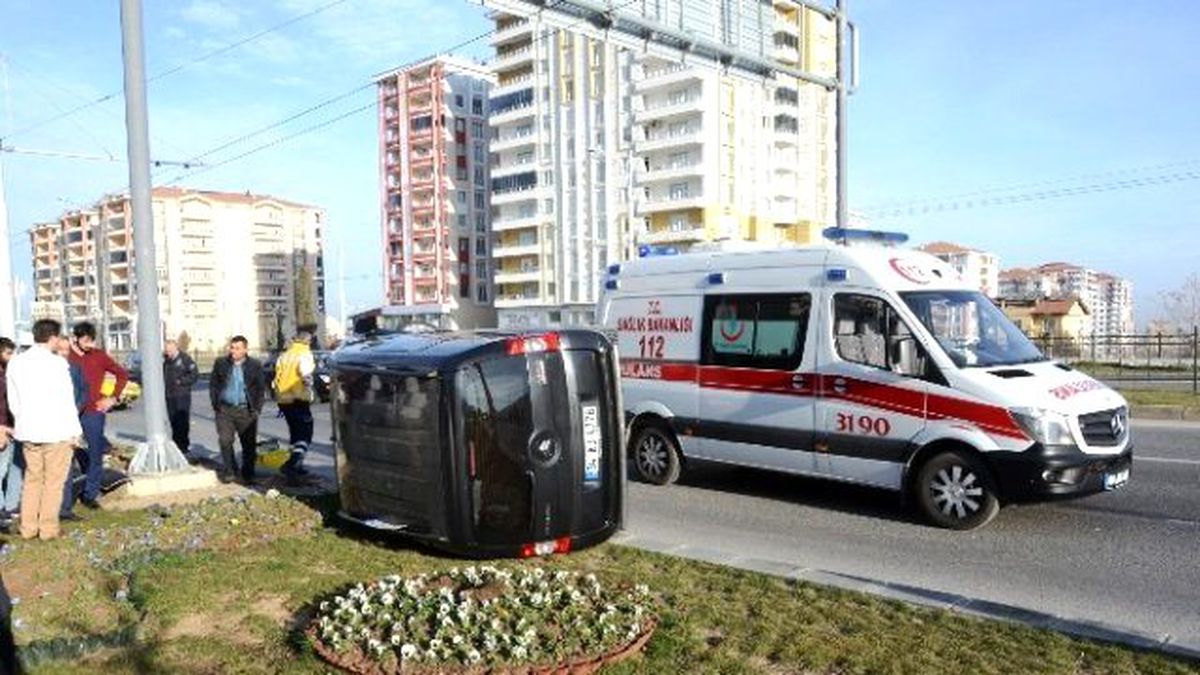 İki Aracın Kafa Kafaya Çarpıştığı Kazada Şans Eseri Kimse Yaralanmadı