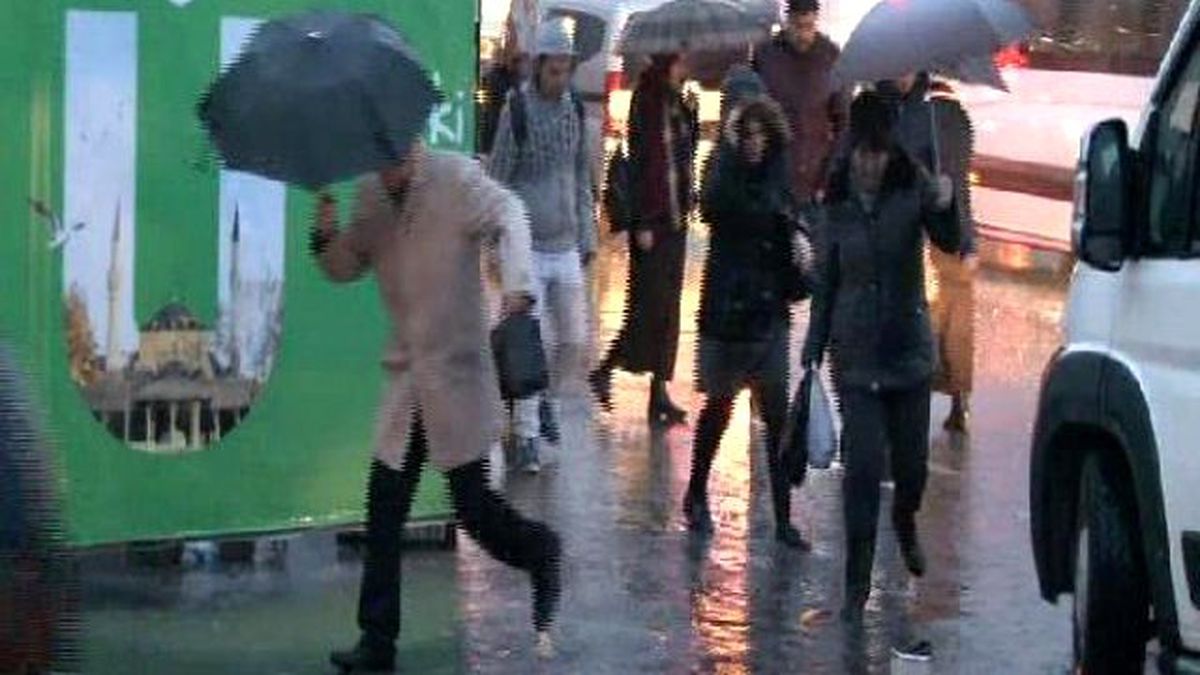 İstanbul\'da Sağanak Yağış...
