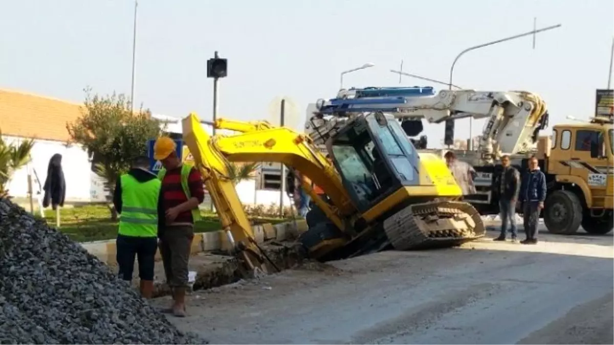 Kepçe Çukura Düştü