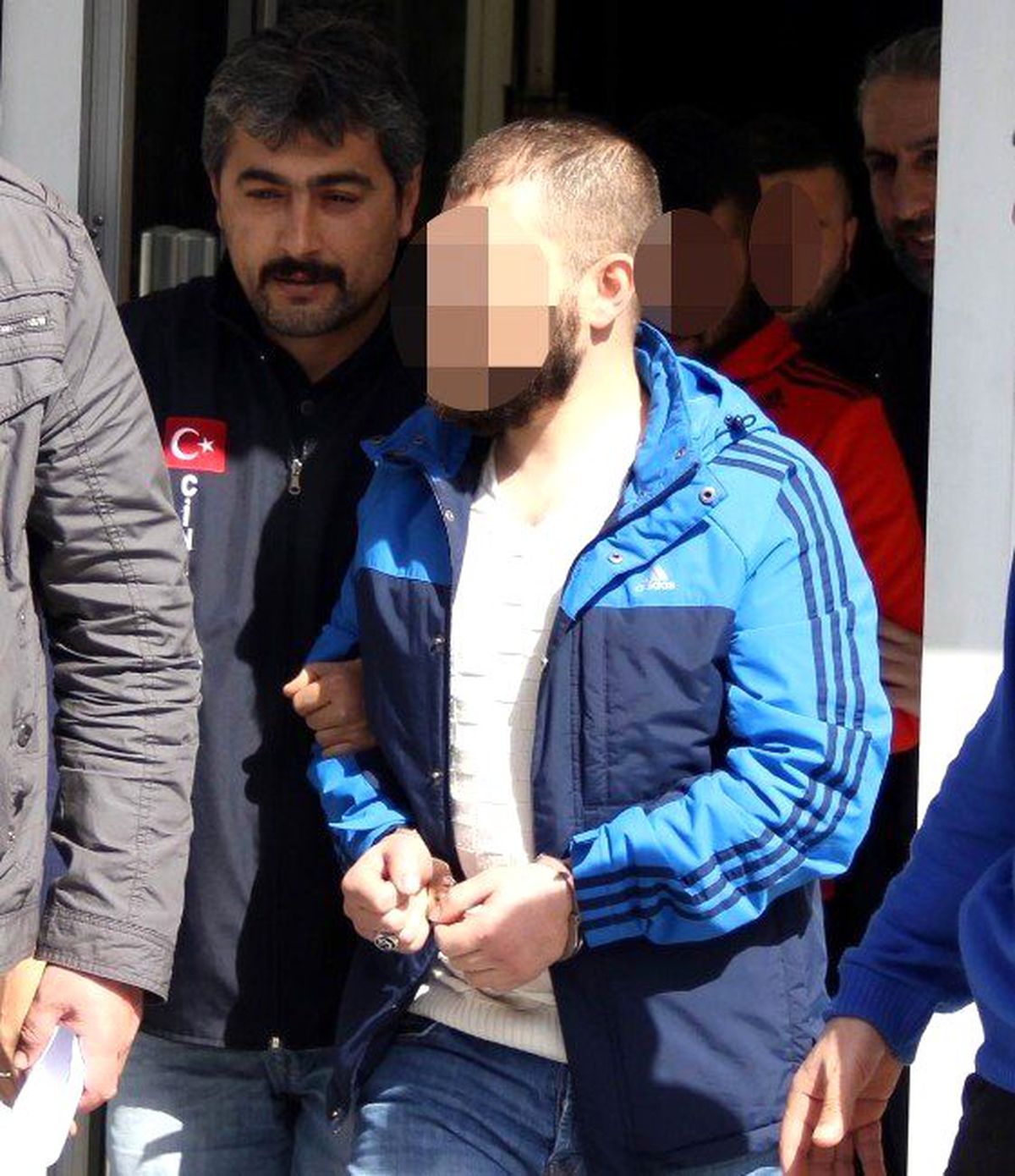Kilise Kapısını Tekmeleyenler Serbest