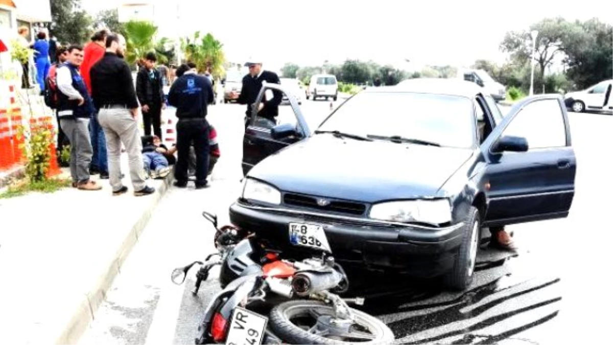 Otomobille Çarpışan Kasksız Motosikletli Yaralandı