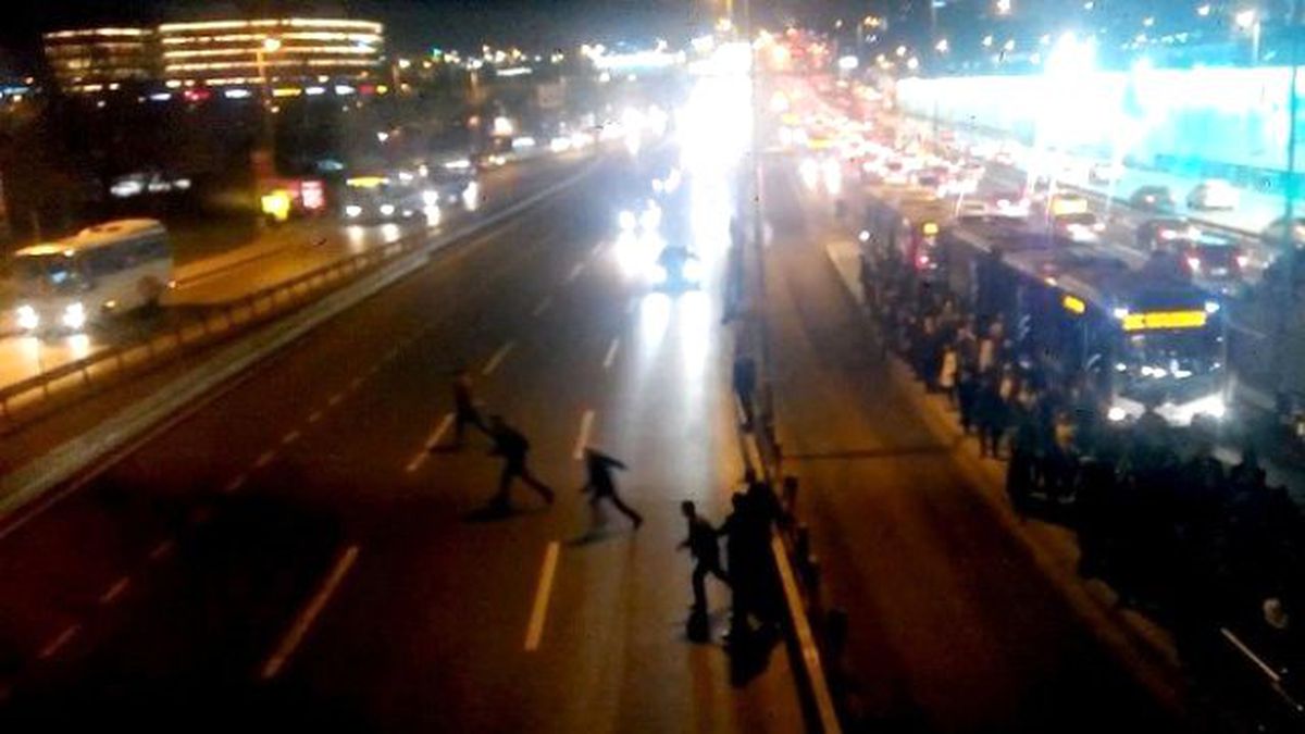 Yayalar Hızla Akan Trafikte Canlarını Hiçe Saydılar