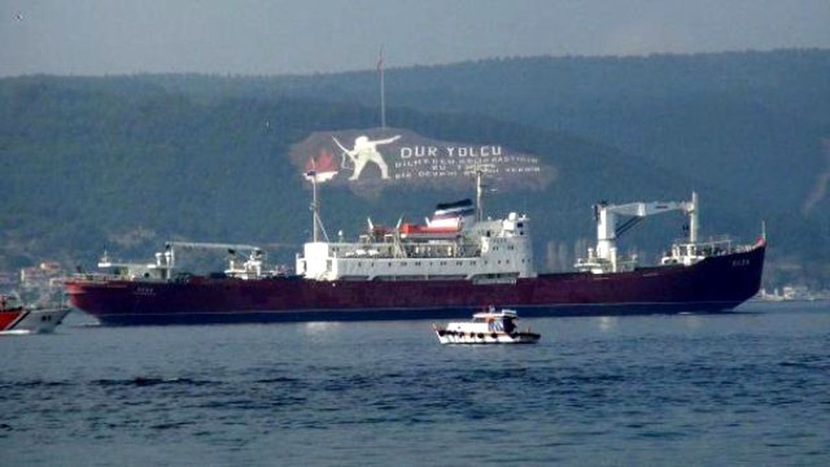 Rus Askeri Kargo Gemisi Çanakkale Boğaz\'ndan Geçti