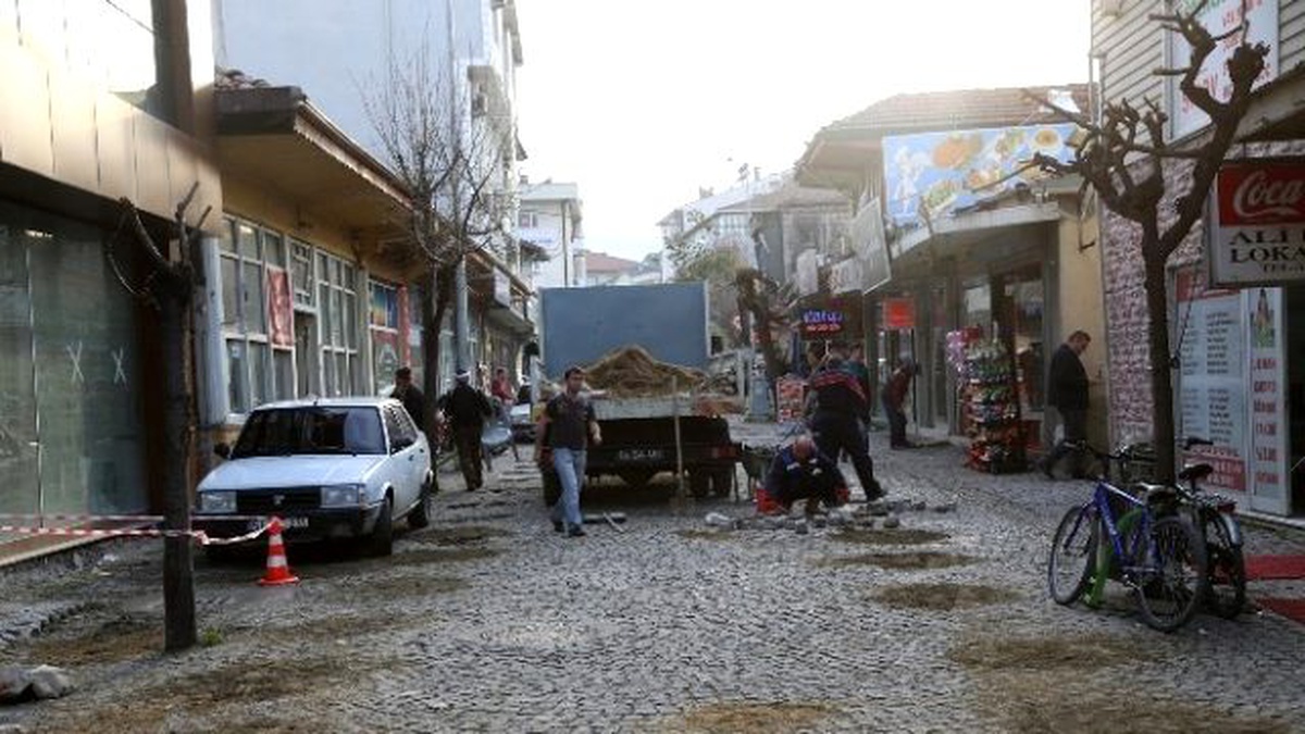 Sapanca\'da Çarşı İçi Düzenlemeler Devam Ediyor