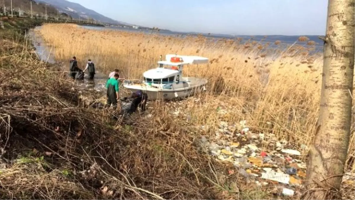 Saski Göl Kıyısını Temizliyor