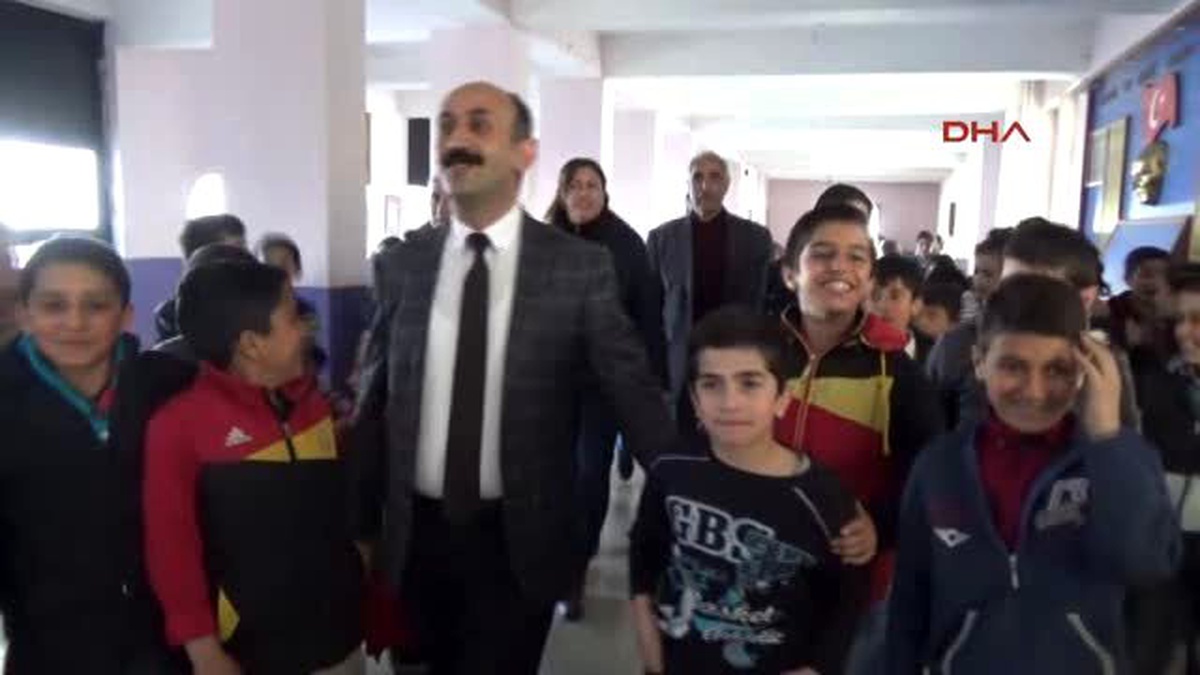 Yüksekova Hdp?li Akdoğan, Okul Ziyaretinde Bulundu