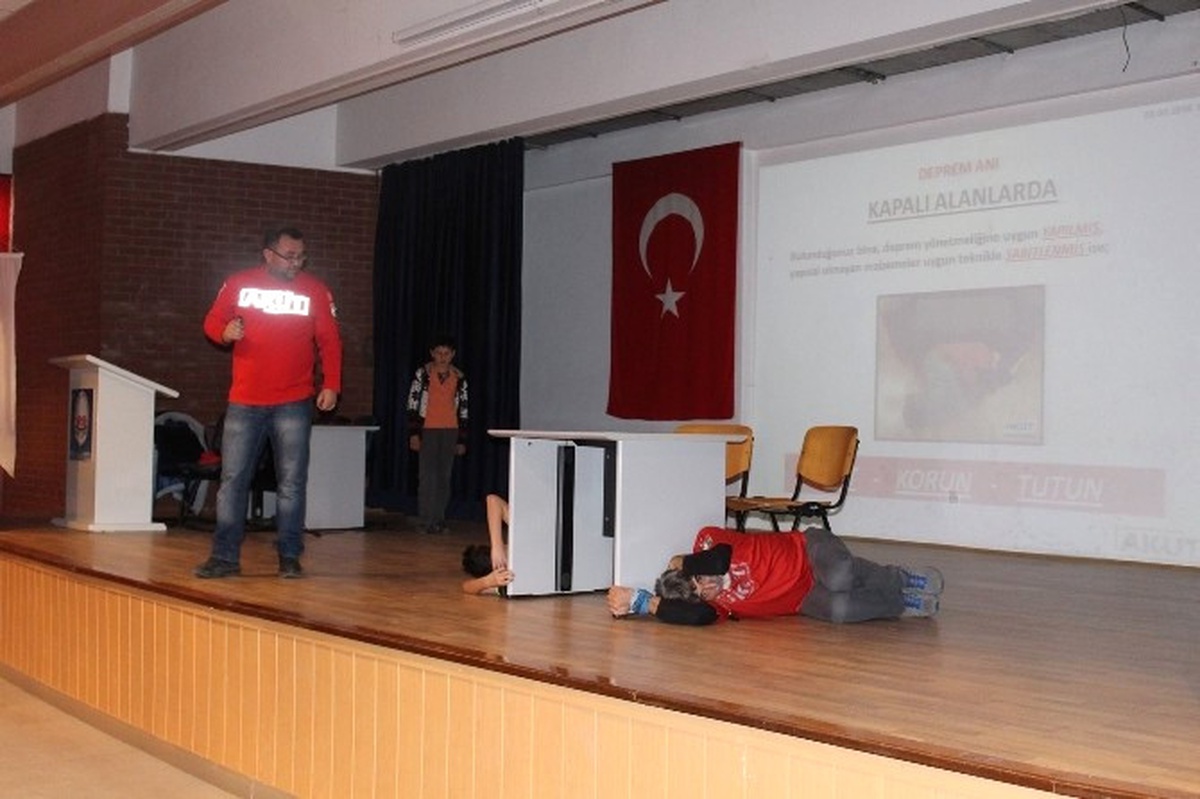 Akut İnönü\'de Öğrencilere Deprem Semineri Verdi