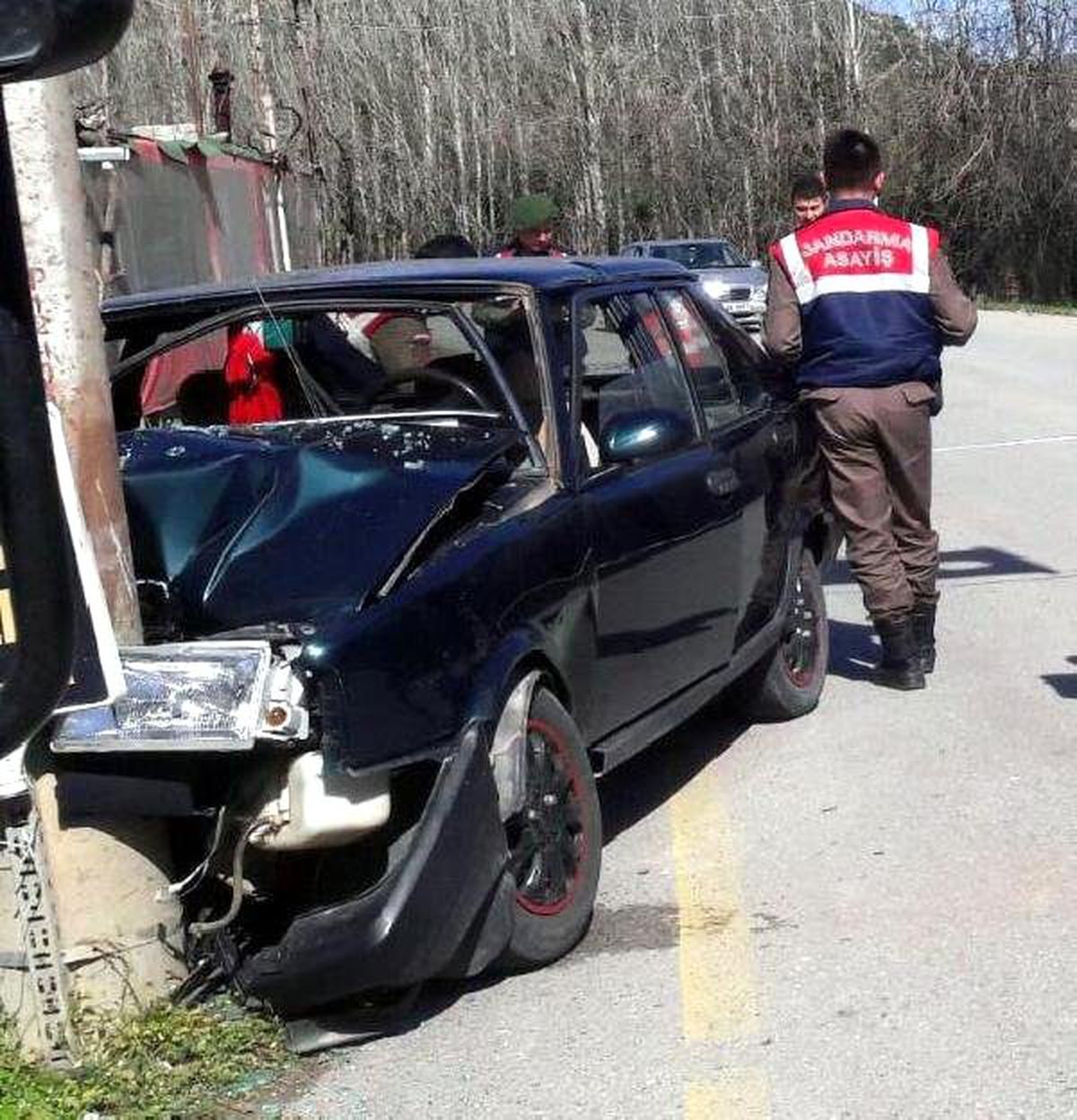 Alkollü Sürücü Direğe Çarptı: 2 Yaralı