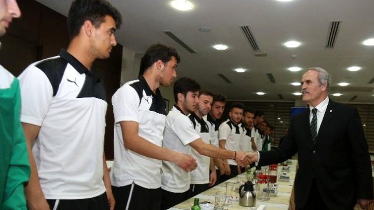 Altepe\'den Bursaspor Alt Yapı Takımına Yemek