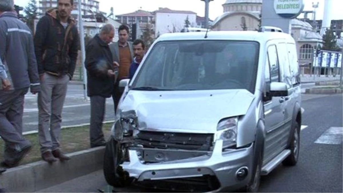 Ambulansla Otomobil Çarpıştı: 3 Yaralı