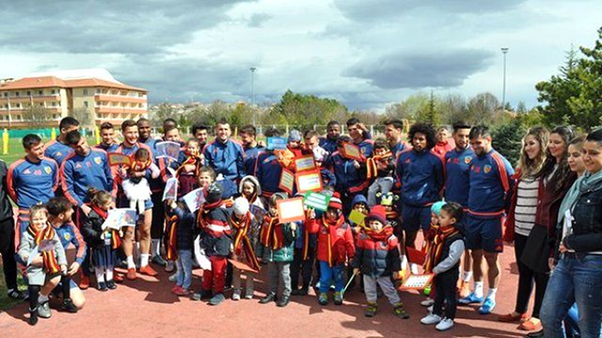 Anaokulu Öğrencilerinden Kayserispor\'a Ziyaret