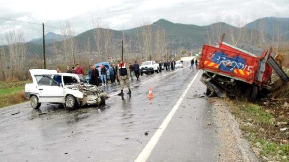 Andırın\'da Kamyon ile Otomobil Çarpıştı: 1 Ölü, 5 Yaralı