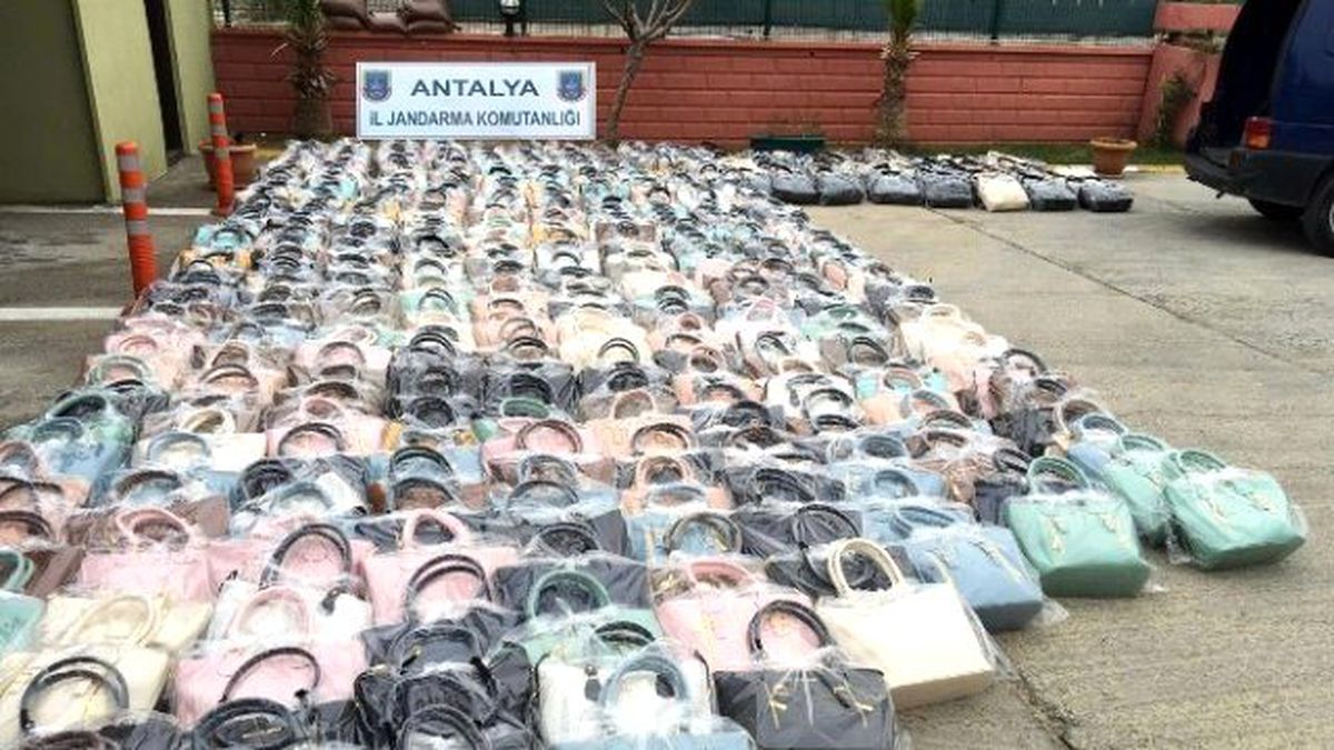 75 Bin TL\'lik Kaçak Kadın Çantası Ele Geçirildi