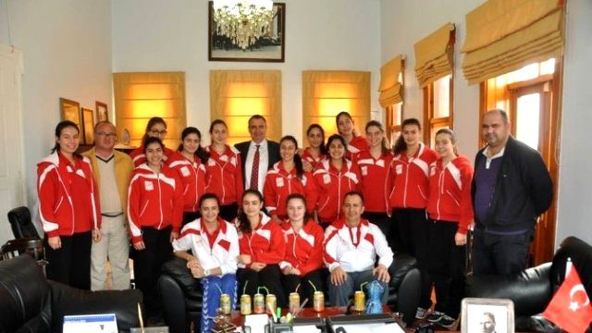 Ayvalıkta 3. Lig Yolundaki Filenin Sultanlarına Başkan Gençer Dopingi