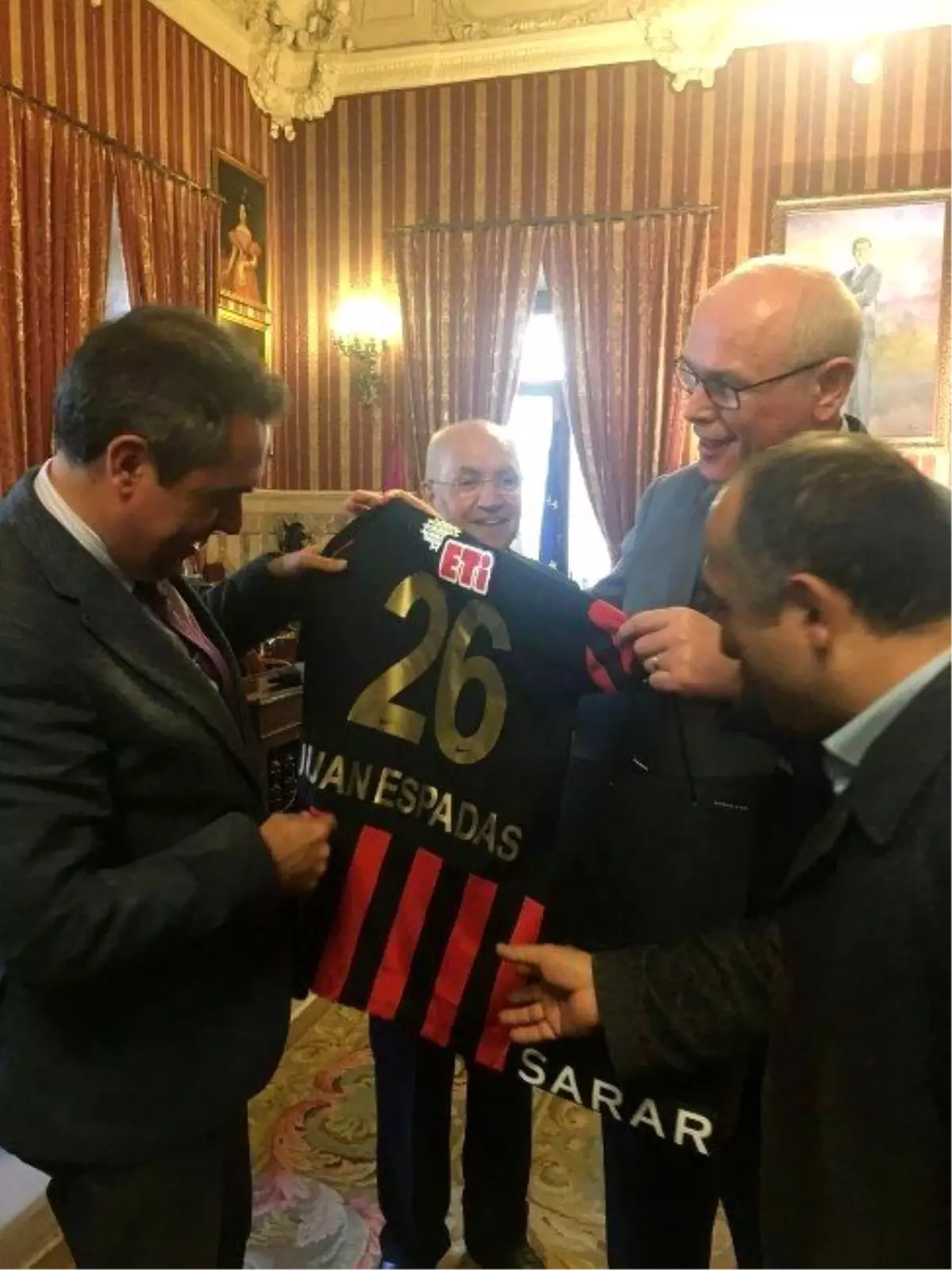 Başkan Kurt, İspanya\'da Eskişehirspor ve Fethi Heper\'i Anlattı