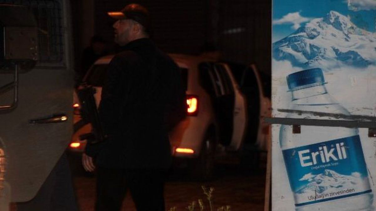 Beyoğlu\'nda Zırhlı Polis Aracına Silahlı Saldırı