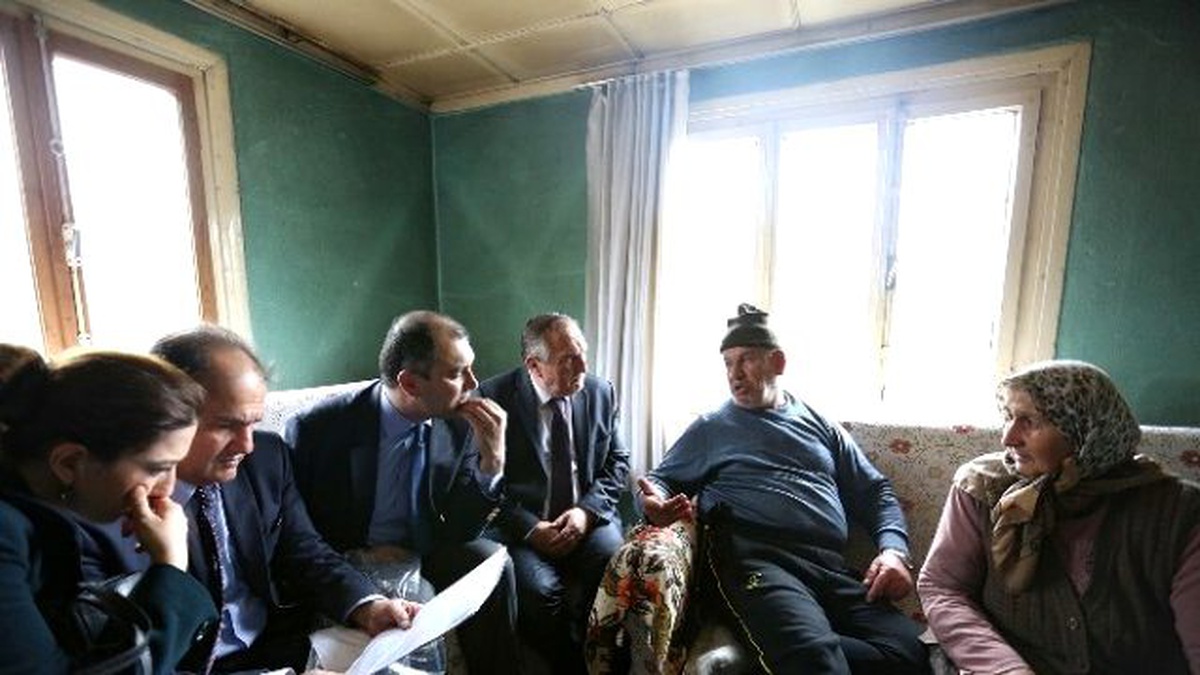 Bolu Belediye Başkan Vatandaşın Hayır Duasını Alıyor