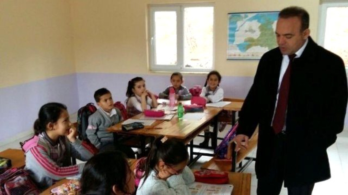 Burhaniye\'de Okullara Kaymakam Ziyareti