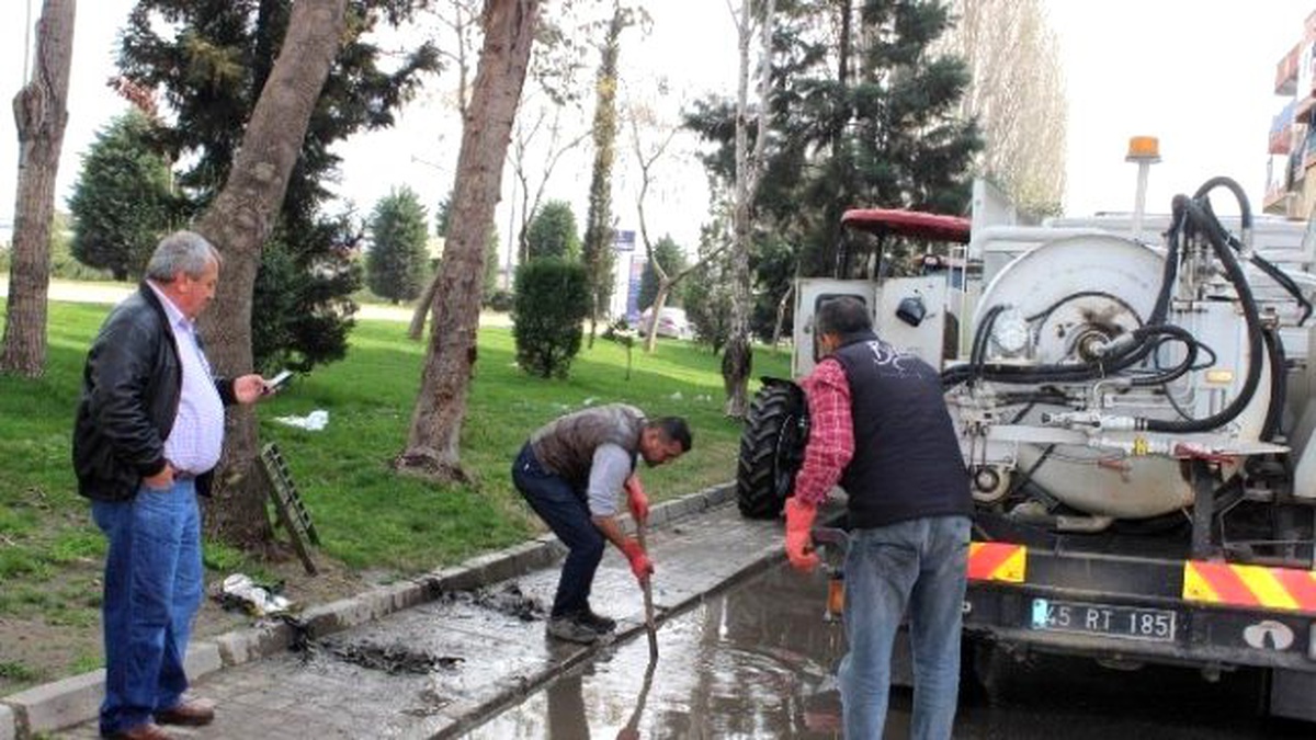 Çamur Deryasına Dönen Yollar Temizlendi
