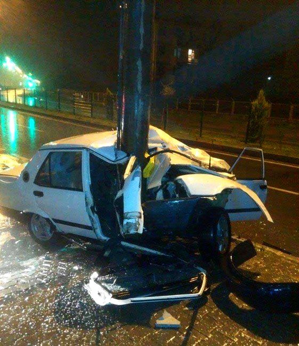 Dalaman\'da Otomobil Elektrik Direğine Çarptı; 1 Ağır Yaralı