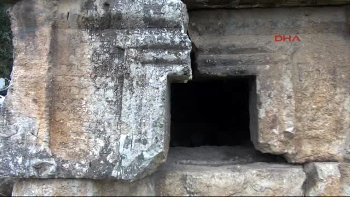 Fethiye\'de 2 Bin 400 Yıllık Anıt Mezarların Çevresi Tepkiler Üzerine Temizlendi