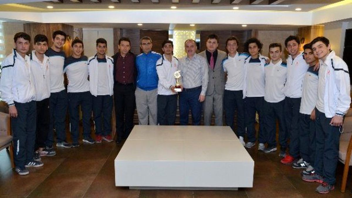 Futsal Takımından Başkan Gürlesin\'e Teşekkür Ziyareti