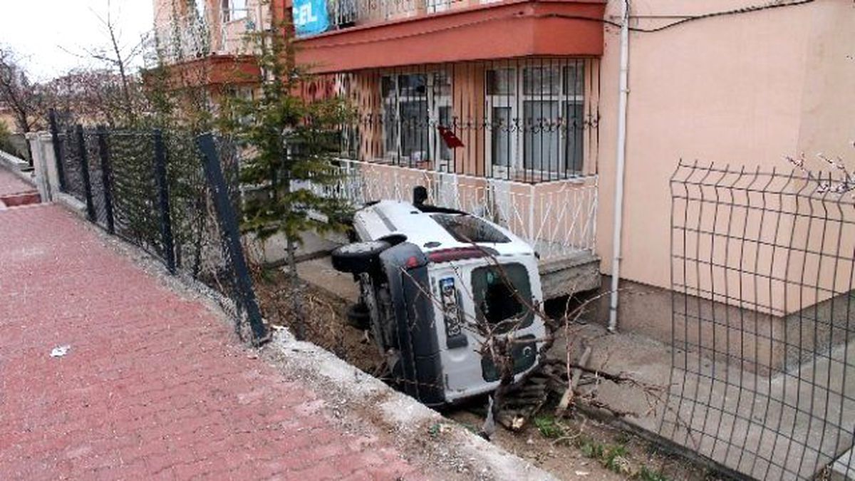 Hafif Ticari Araç Evin Bahçesine Uçtu: 1 Yaralı