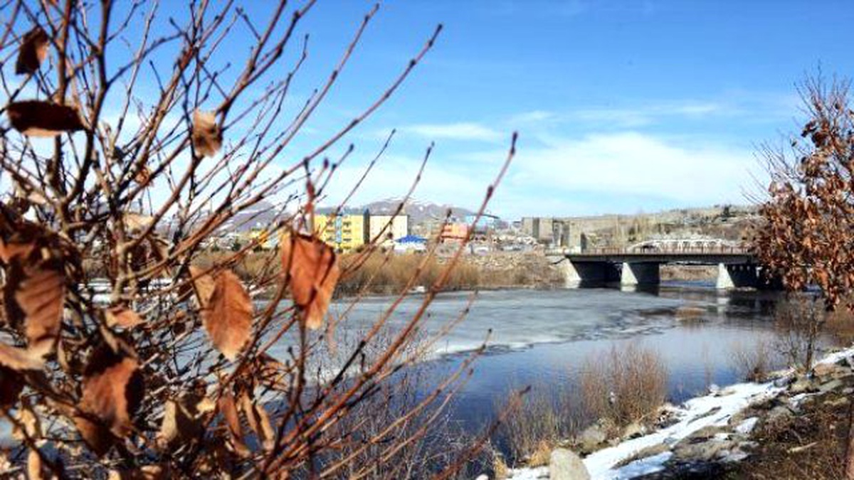 Havalar Isındı Kura Nehri\'nin Buzları Çözülmeye Başladı