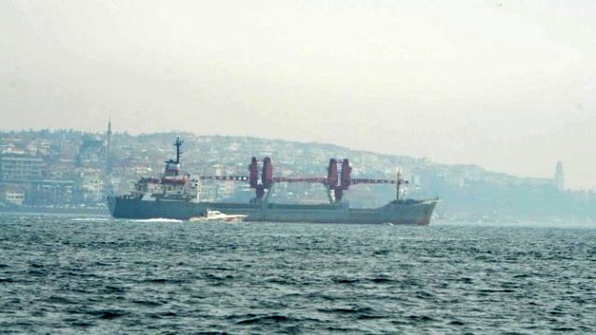 İstanbul Boğazı\'ndan Rus Donanması\'na Ait Gemi Geçti
