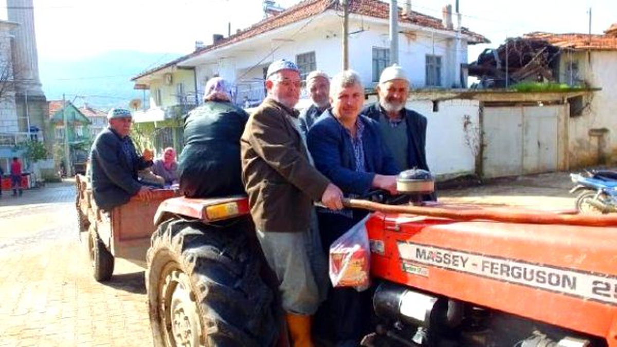 Kadınlardan İmece Usulü Mezarlık Temizliği