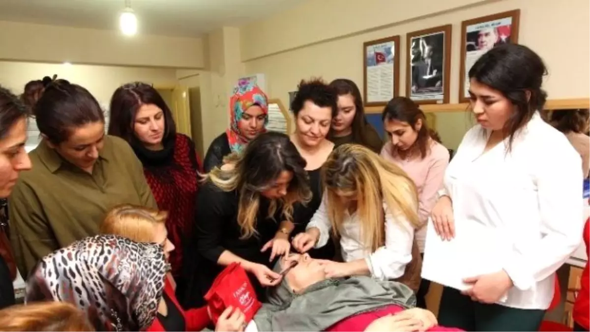 Kuaförlük Kursiyerlerine Profesyonel Eğitim