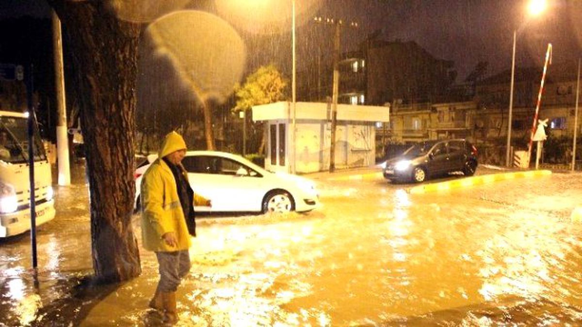 Manisa Sağanak Yağmura Teslim