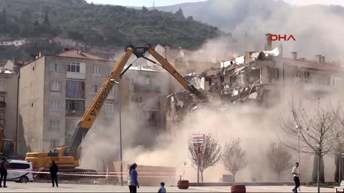 Manisa Yan Yatan 5 Katlı Bina Sonunda Yıkılabildi