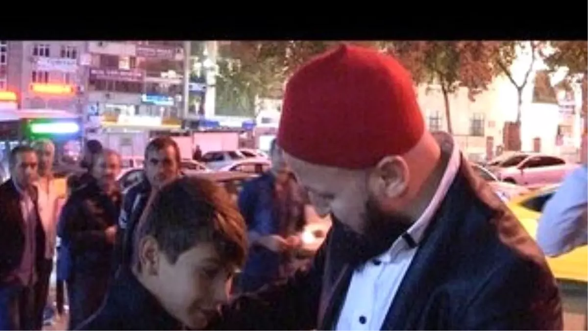 Mikrofona Saldıran Gencin Gülme Krizine Sokan Hareketleri