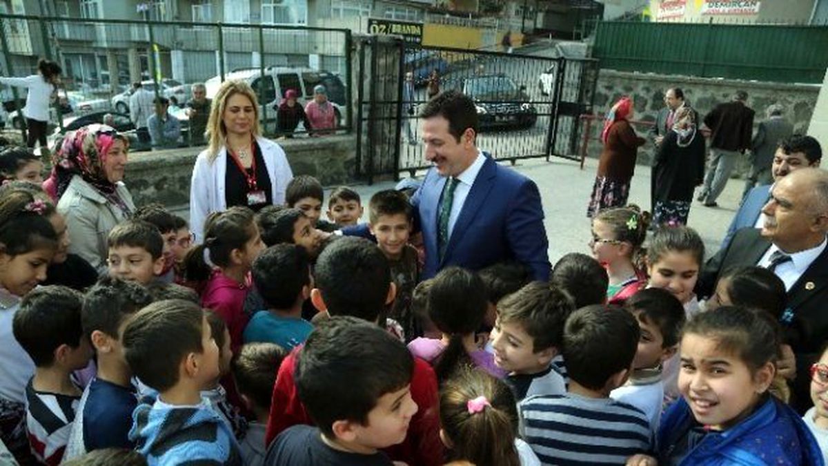 Minik Öğrencilerden Başkan Tok\'a Sevgli Seli