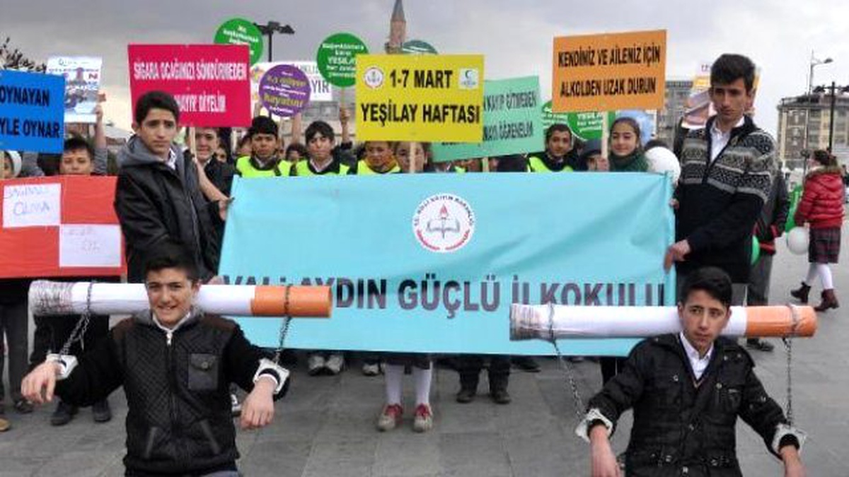 Öğrencilerden \'Sigara ve Alkole Tepki\' Yürüyüşü