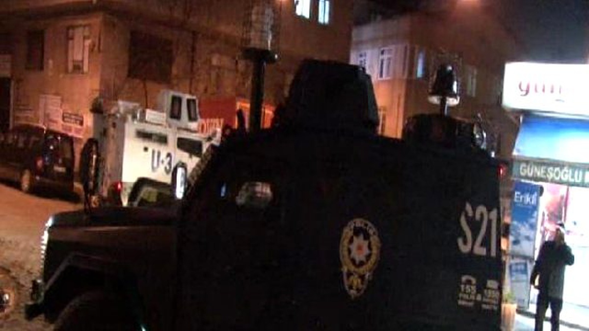 Okmeydanı\'nda Zırhlı Polis Aracına Ateş Açıldı