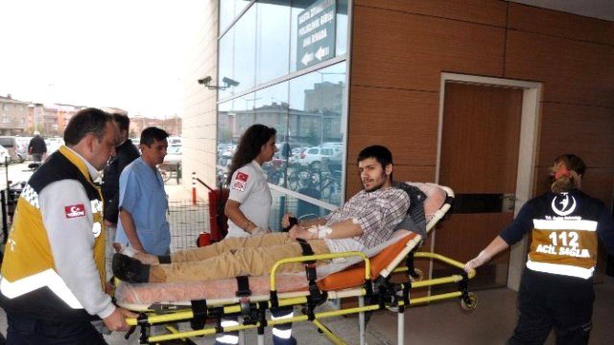Omzunda Taşıdığı Tüfekle Kendini Yaraladı