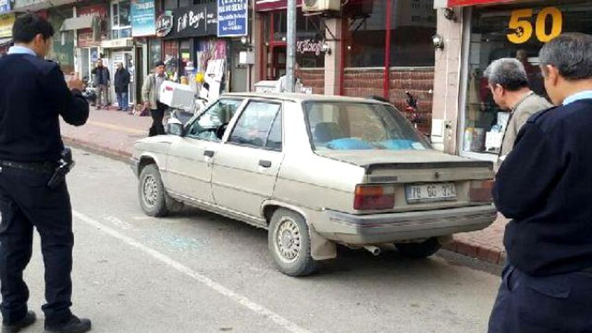 Park Halindeki 5 Aracın Camını Baltayla Kırdı