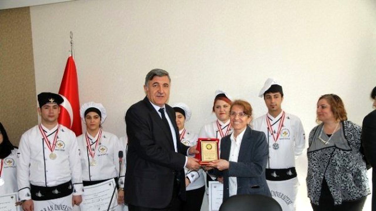 Rektör Başarılı Aşçılara Plaket Verdi