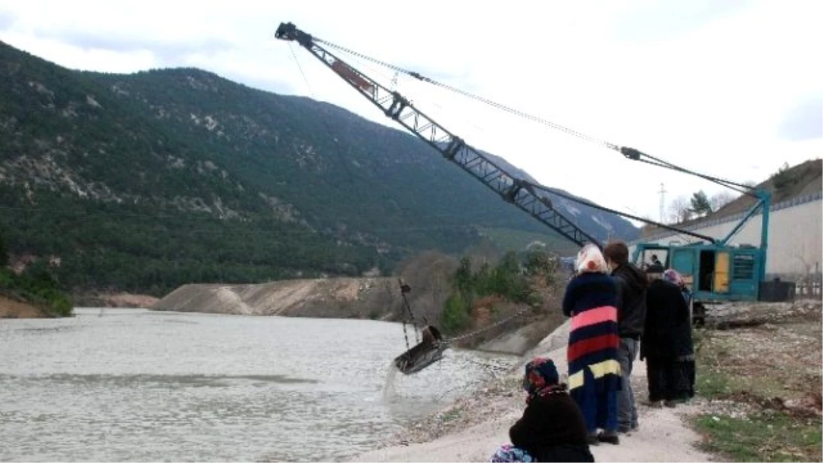 Reşadiye\'de Kayıp İki Çocuk Balçıkla Kaplı Alanda Aranıyor