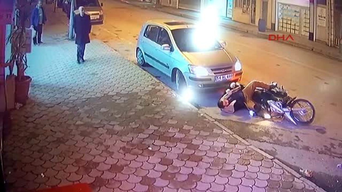 Sakarya Motosikletin Otomobile Çarpma Anı Kamerada