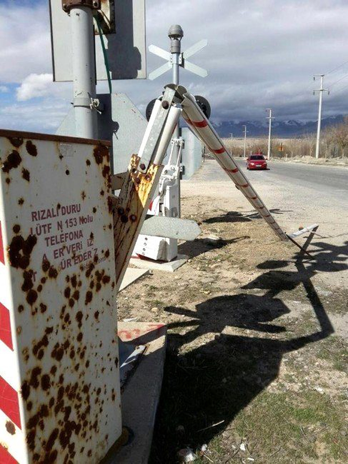 Şiddetli Rüzgar Trafik Işıklarına ve Geçitlere Büyük Zarar Verdi