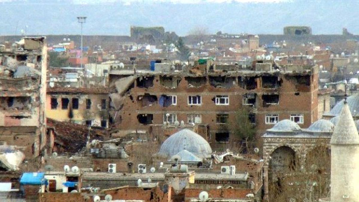 Sur\'da Yasak Sürüyor