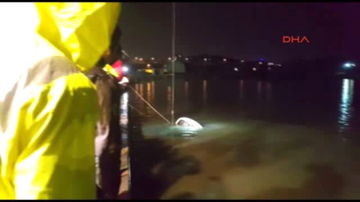 Tuzla\'da Denize Düşen Arabadan 1 Kişinin Cesedi Çıkarıldı/ek Görüntü