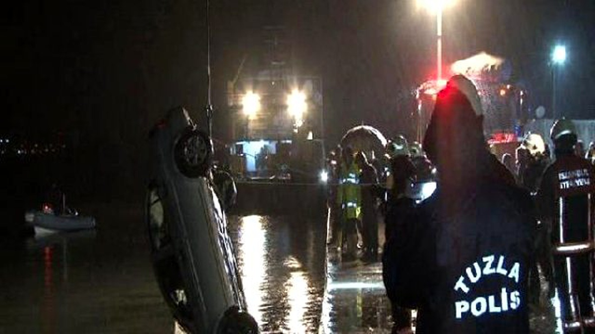 Tuzla\'da Otomobil Denize Düştü: 1 Kişi Öldü, 3 Kişi Kurtarıldı