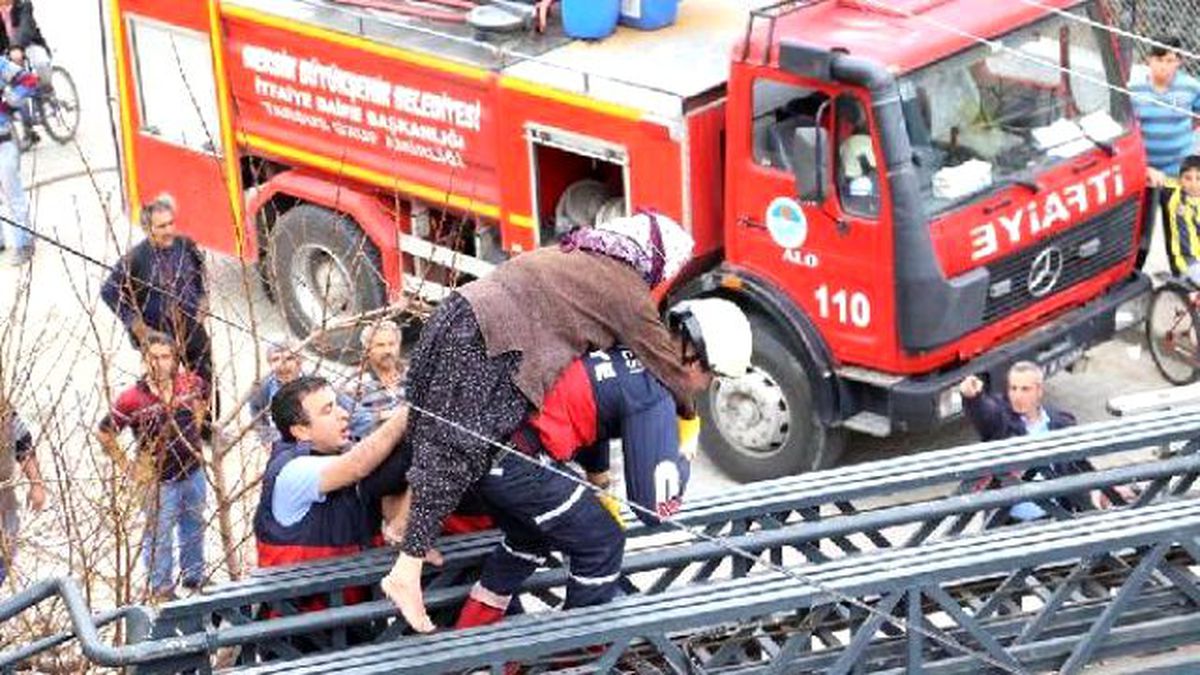 Yaşlı Kadın, Yanan Evden Son Anda Kurtarıldı