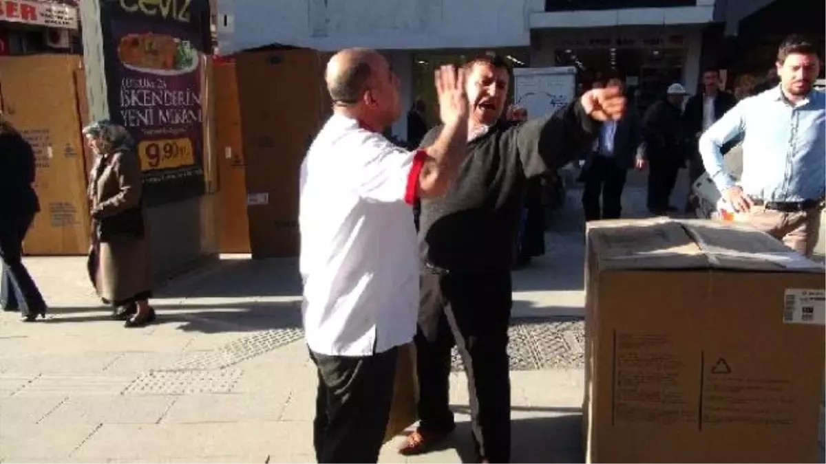 Zabıtalara Kızdı Simitleri Yere Saçtı